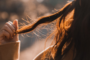 Трихолог Попкова раскрыла, действительно ли осенью волосы выпадают сильнее